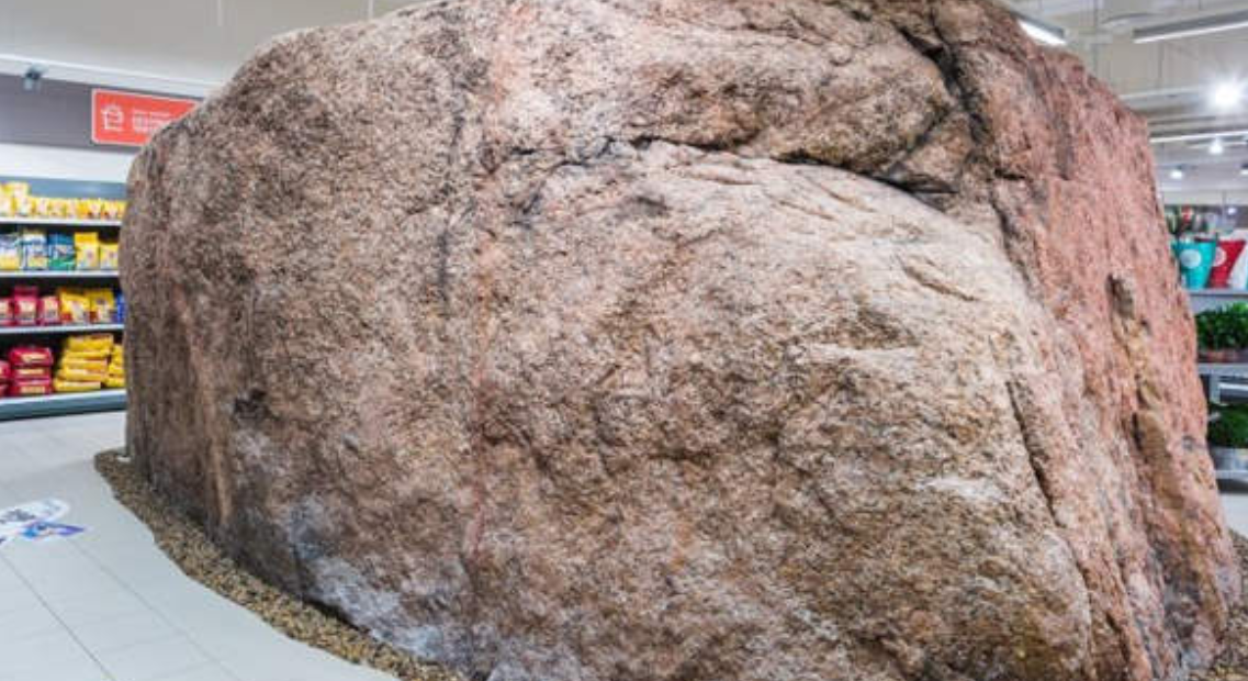 Kaldırmaya güçleri yetmeyince etrafına alışveriş merkezi kurdular