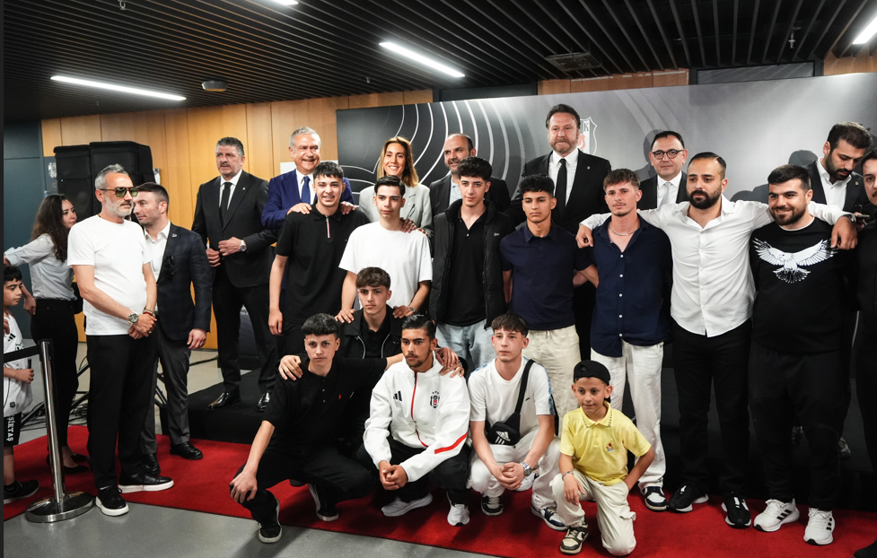 Beşiktaş bayramı taraftarıyla kutladı