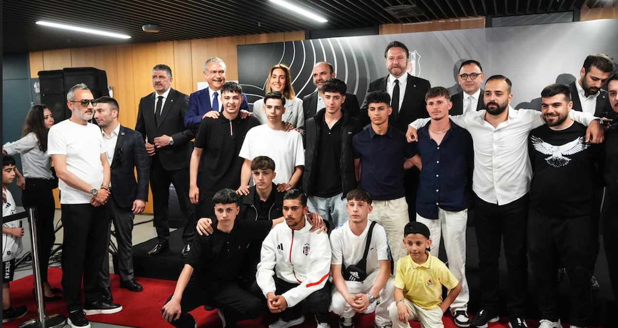 Beşiktaş bayramı taraftarıyla kutladı