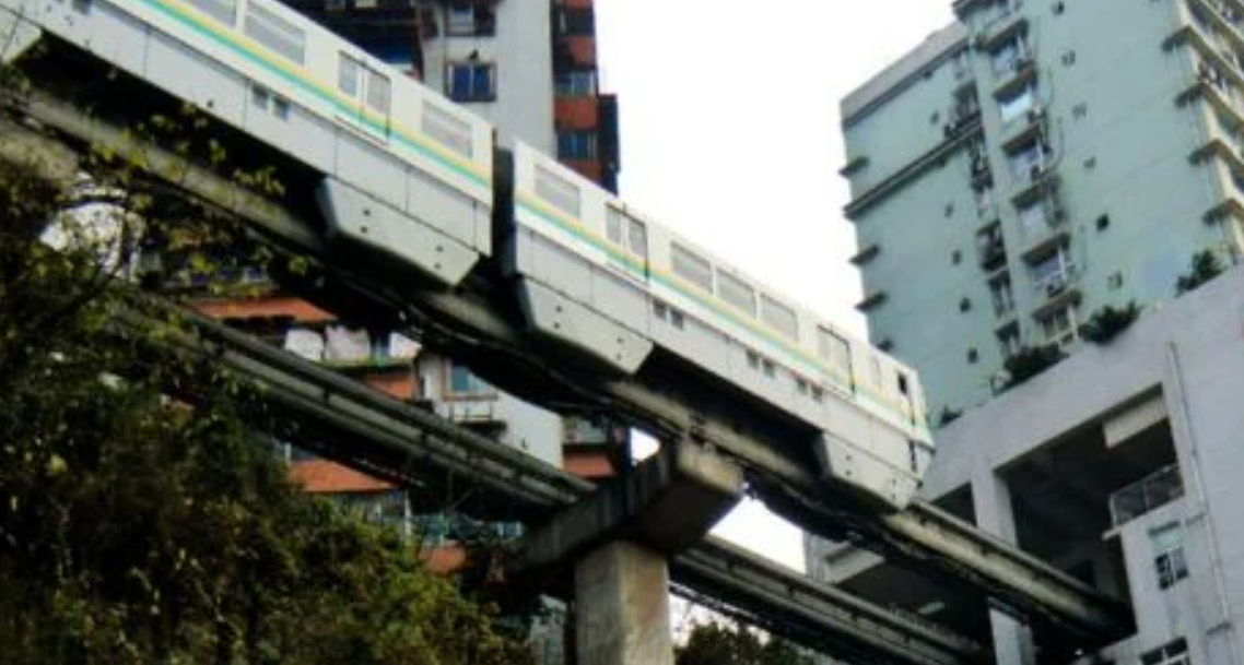 19 katlı binanın tam ortasından tren geçiyor