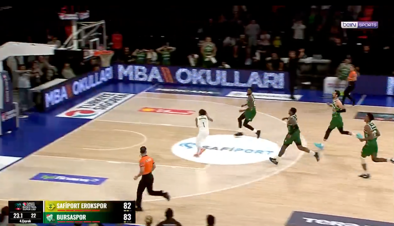 Takımı gerideyken basket atmadı zamana oynadı! Basketbolda ligin kaderini değiştirdi