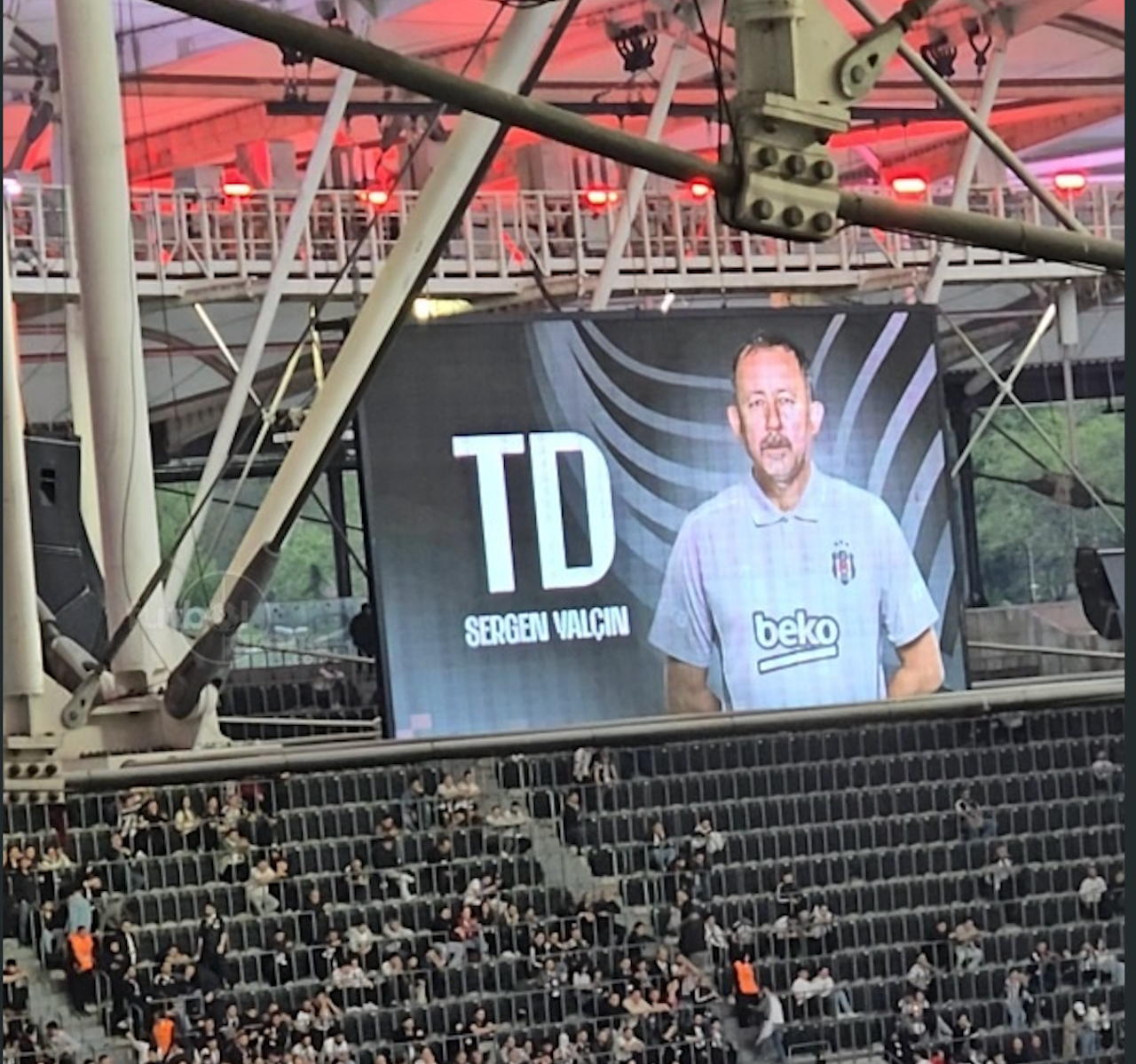 Beşiktaş taraftarından yönetime ve Sergen Yalçın’a şok tepki