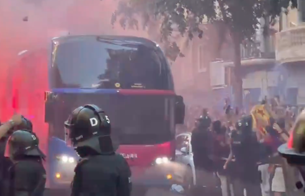 Barcelona taraftarı kendi otobüsünü taşladı! El Clasico öncesi garip olay