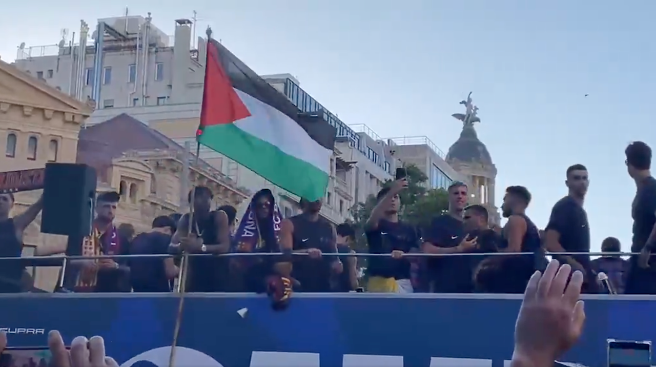 Barcelonalı yıldız futbolcu Filistin bayrağı açtı! Şampiyonluk kutlamalarına damga vurdu