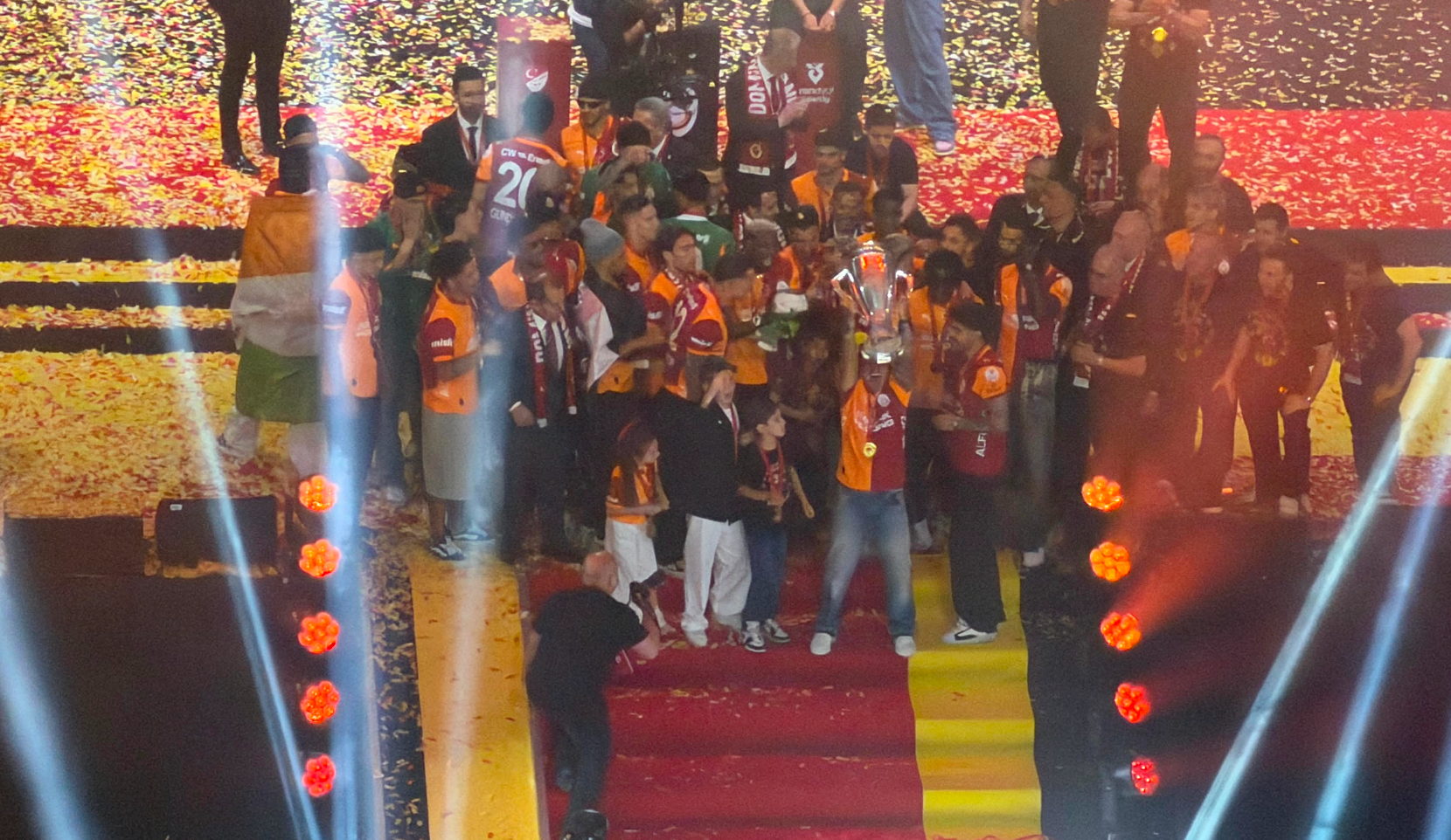 Galatasaray şampiyonluk kupasını kaldırdı!