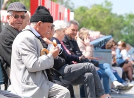 Emekli 3.600 lira zamma mahkumMemur ve emeklinin dört gözle beklediği temmuz zammında dağ fare doğuracak. Yapılan hesaplamalara göre, en düşük emekliye verilecek zam yaklaşık 3 bin 600 lira civarında kalacak.
