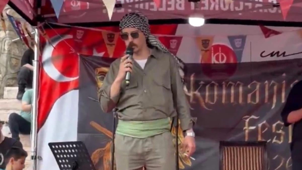 Cem Ersever kostümüyle sahneye çıkıp JİTEM övdü