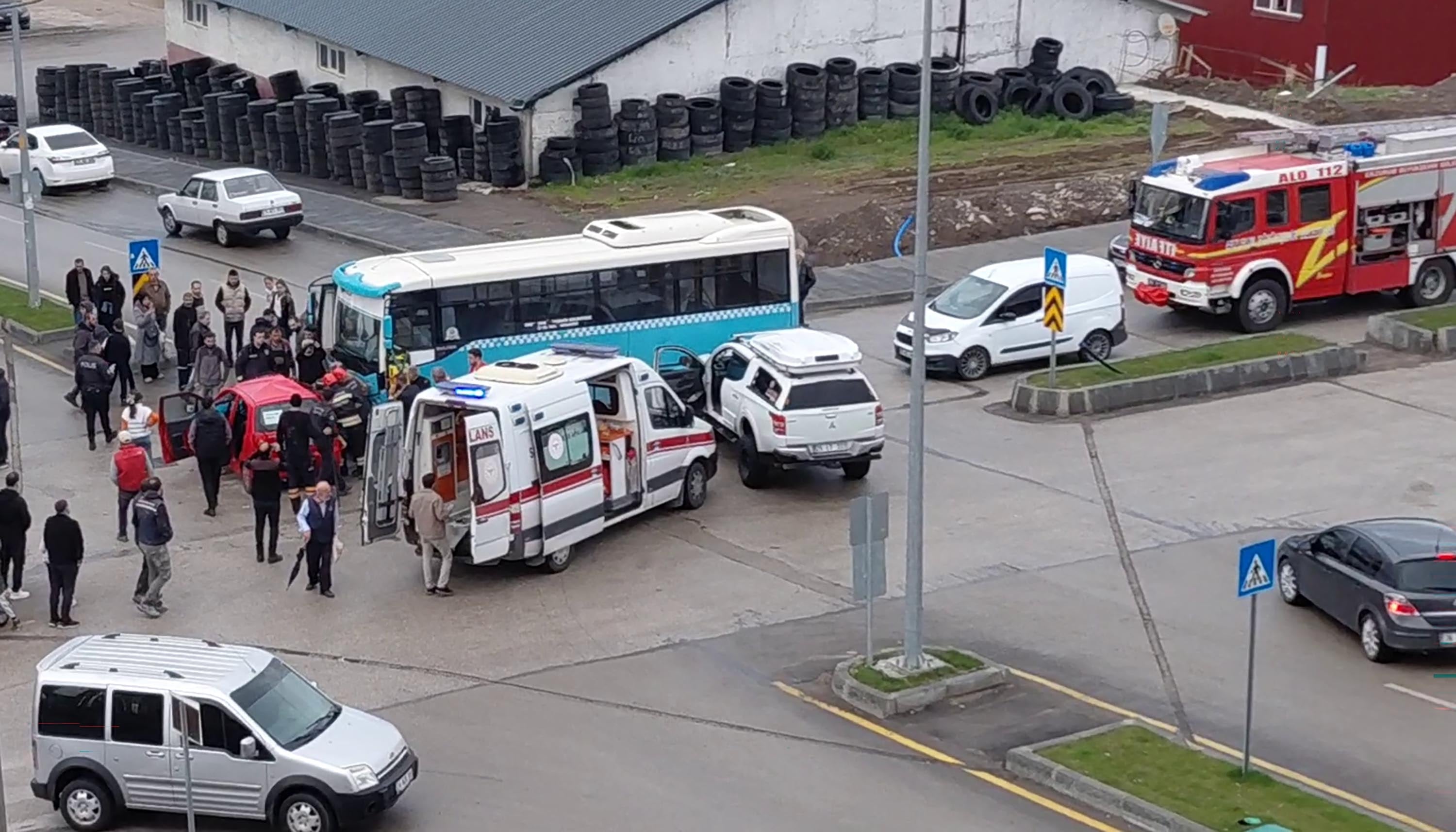 Erzurum'da halk otobüsü ile otomobil çarpıştı: 5 yaralı