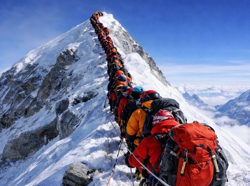Hep birlikte toplanıp Everest'e çıktılar: Dünya rekoru için bu kadar kişi gerekiyormuş