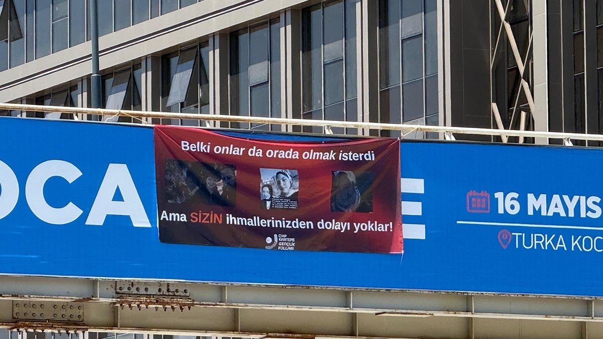 Ölen gençlerin fotoğraflarıyla Erdoğan'ın etkinliğine protesto