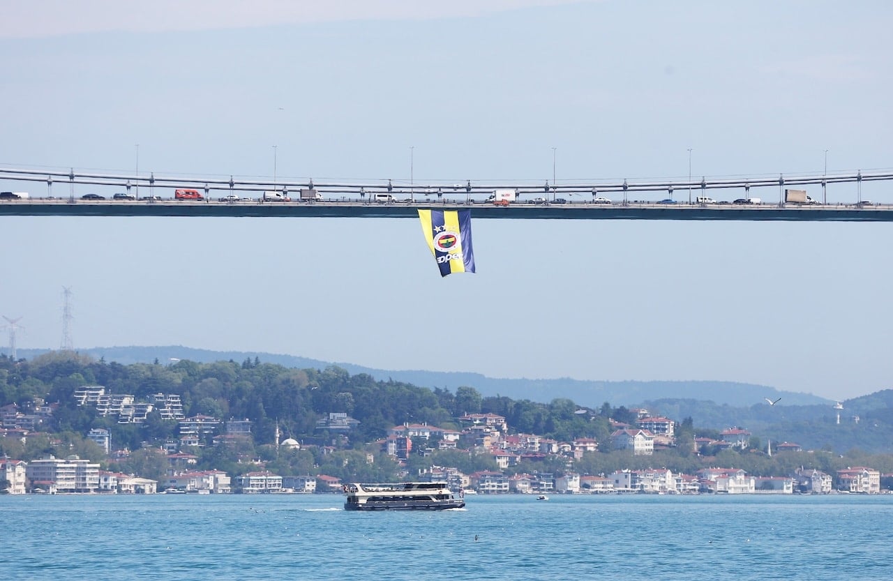 Köprülere dev Fenerbahçe bayrakları asıldı