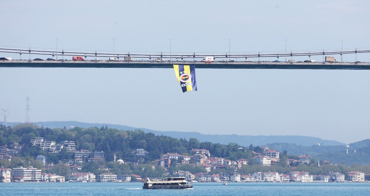 Köprülere dev Fenerbahçe bayrakları asıldı