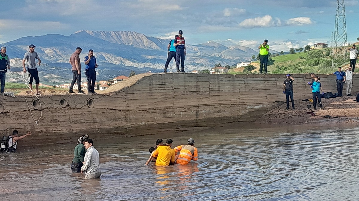 Serinlemek için gölete giren iki çocuk hayatını kaybetti