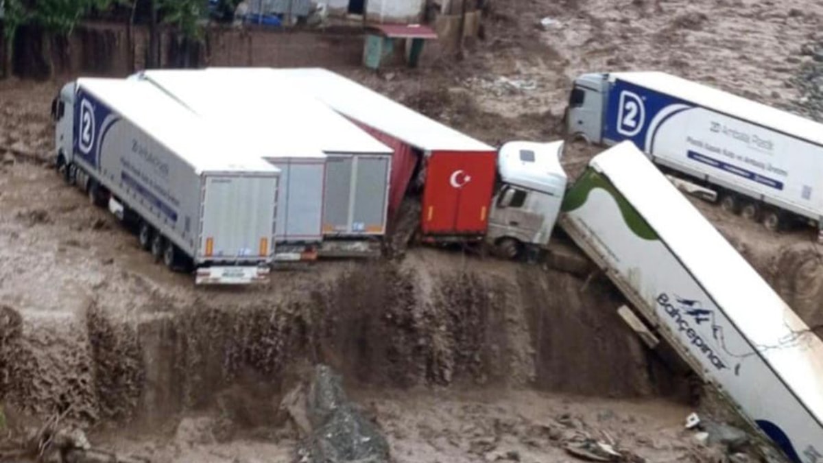 Heyelan geldi TIR'ları böyle sürükledi