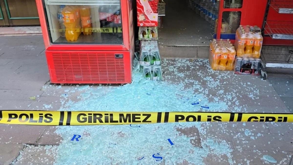 Küçükçekmece'de maskeli kişinin silahlı saldırısında 3 kişi yaralandı