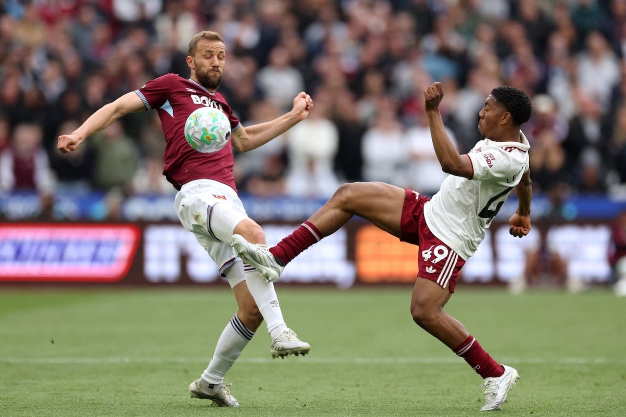 Arsenal hata yapmadı! Puan farkını korudu