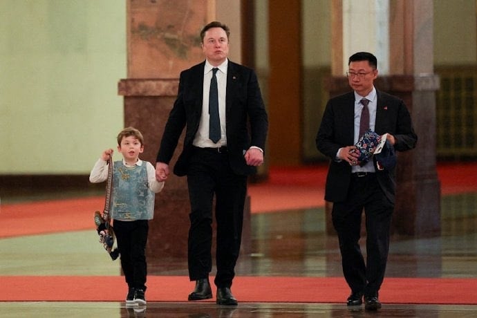 Elon Musk'ın oğlu X, 2 bin TL'lik çantası ile Çinlilerin diline düştü