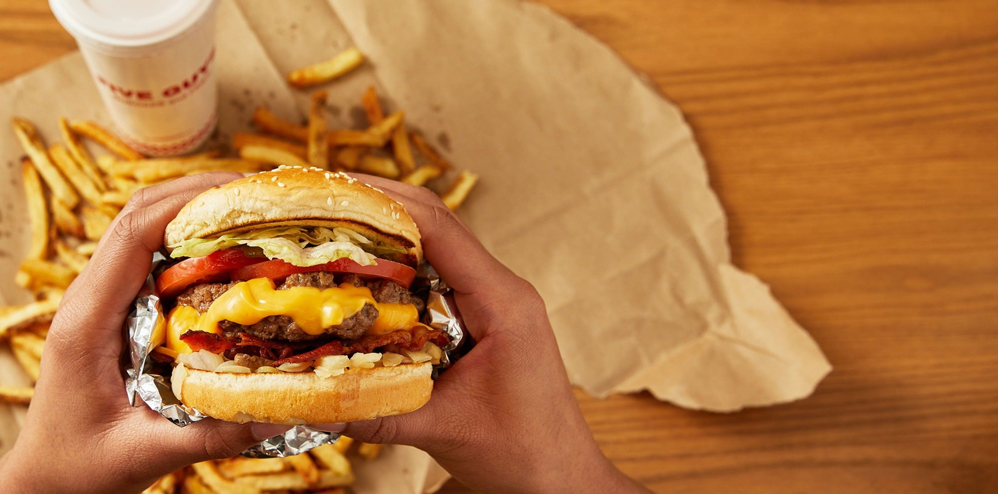 Herkesin ayıla bayıla yediği hamburger markası 14 şubesini kapatıyor