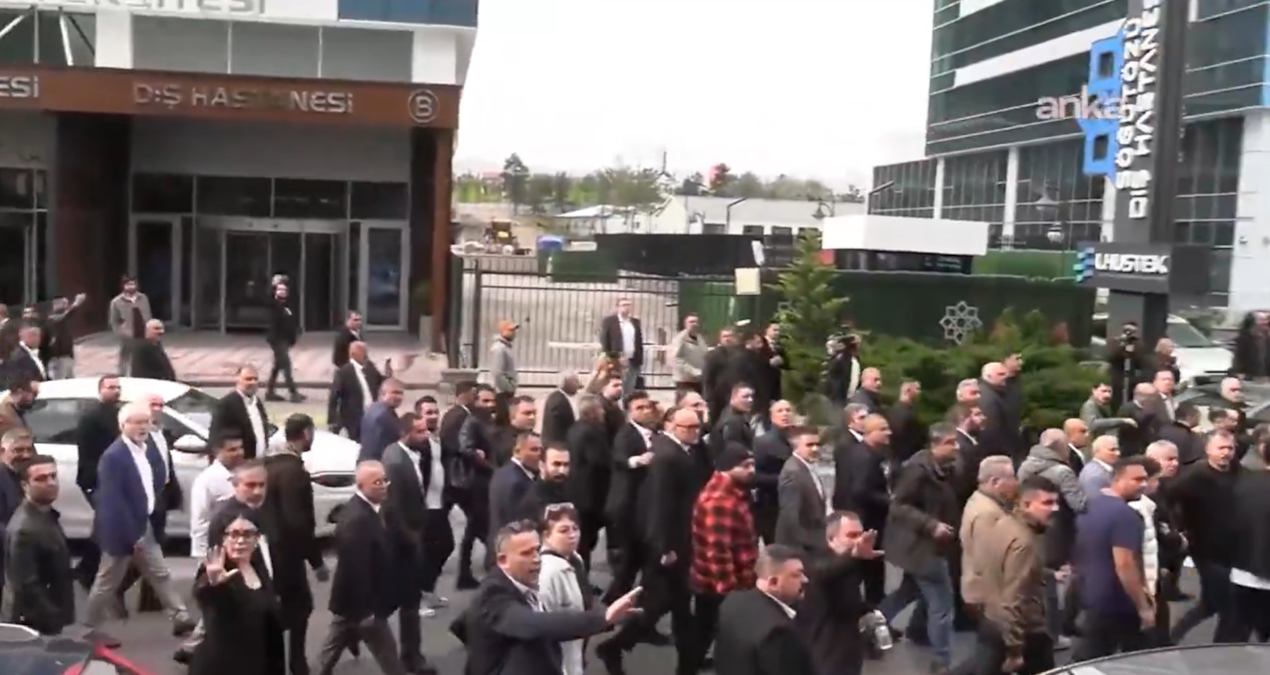 CHP Genel Merkezi önünde Kılıçdaroğlu ve Özel destekçileri arasında arbede!