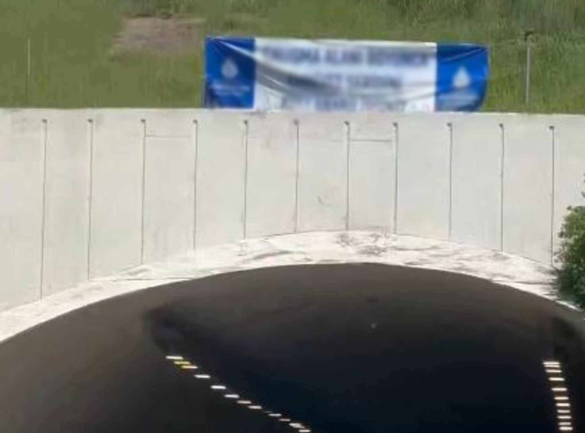 Yazıyı okuyup emniyet şeridinden geçenlerin evlerine 20 bin TL'lik ceza gitmeye başladı