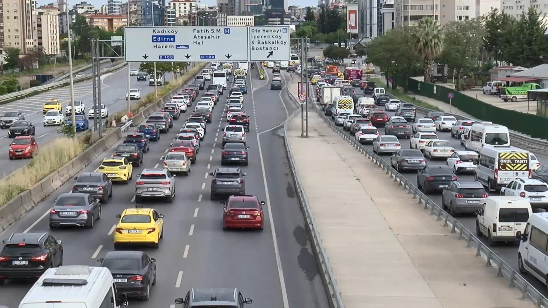 İstanbul'da pazartesi mesaisi trafiği %51'e çıkardı