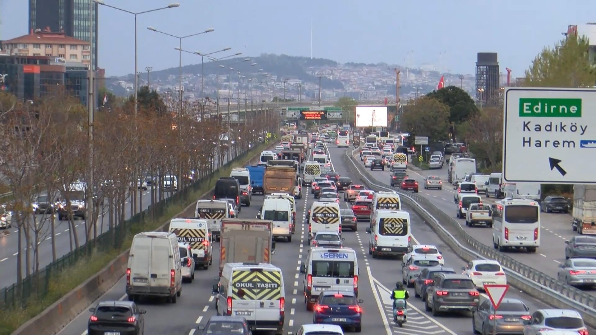 İşe gitmek isteyen İstanbullular trafikle karşılaştı! Yoğunluk yüzde 60'ı aştı