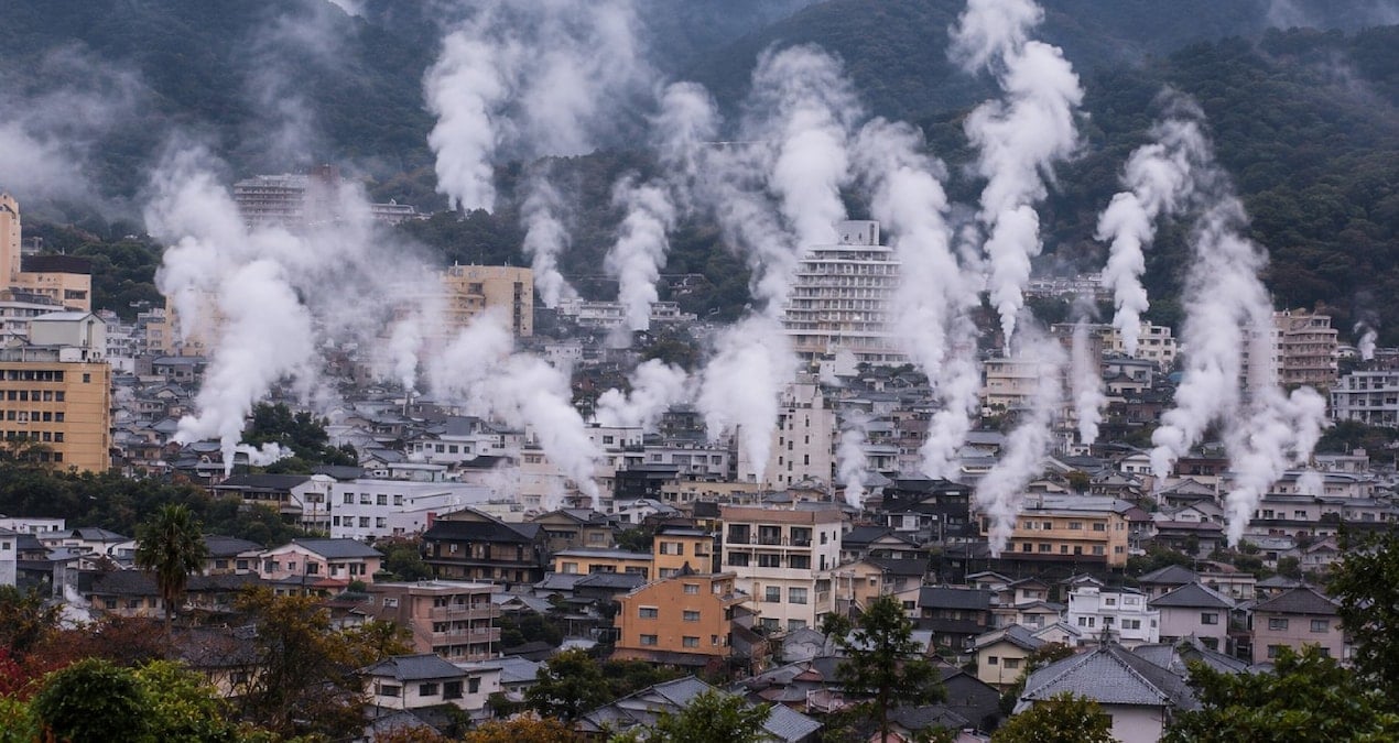 Bu şehrin altı adeta kaynıyor: Her gün tonlarca sıcak su ve buhar yüzeye çıkıyor