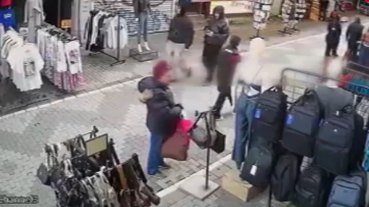Önce inceledi sonra çaldı: Kadın hırsız kameraya böyle yakalandı