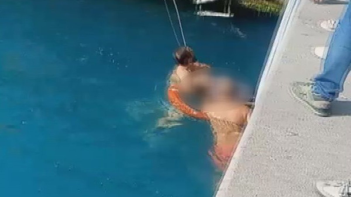 Denizde baygınlık geçiren kadının kurtarılma anı kamerada