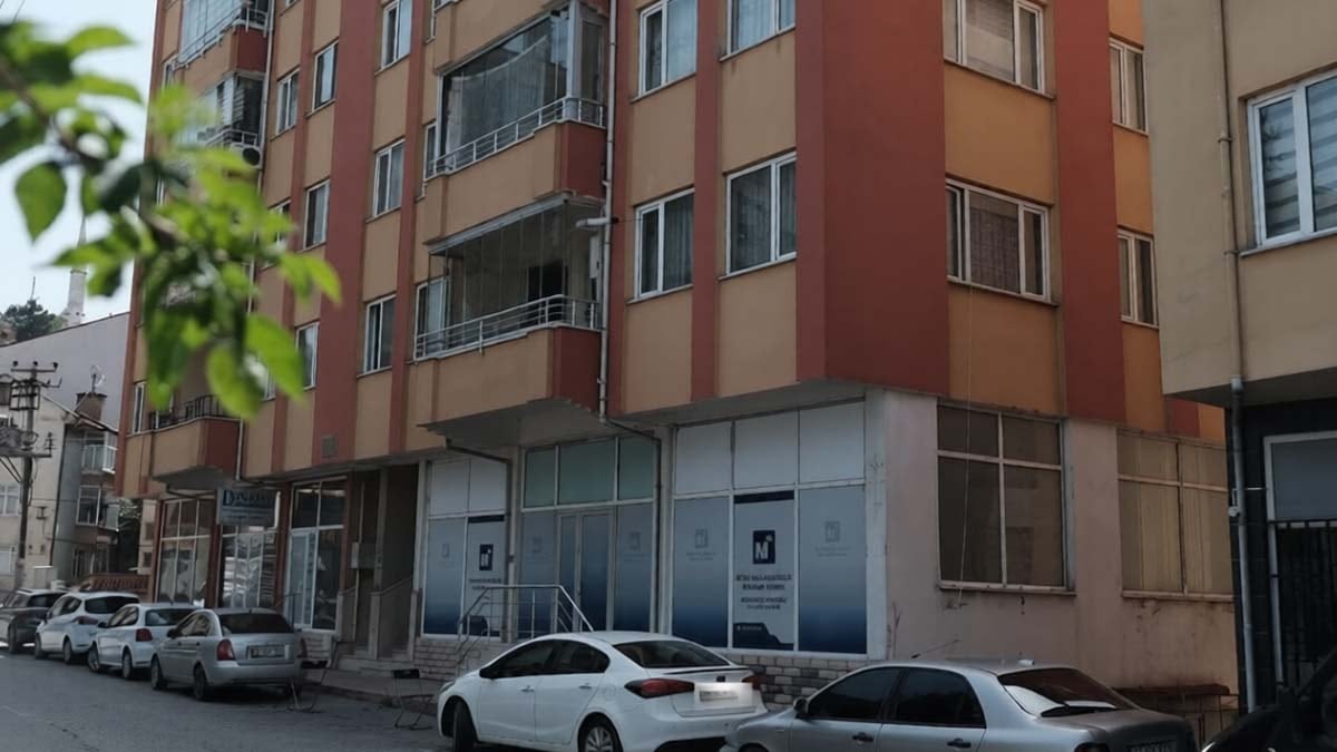 Kenti sarsan olay! Genç kız üniversite hocasının elinden kurtulmak için balkondan çıplak atladı