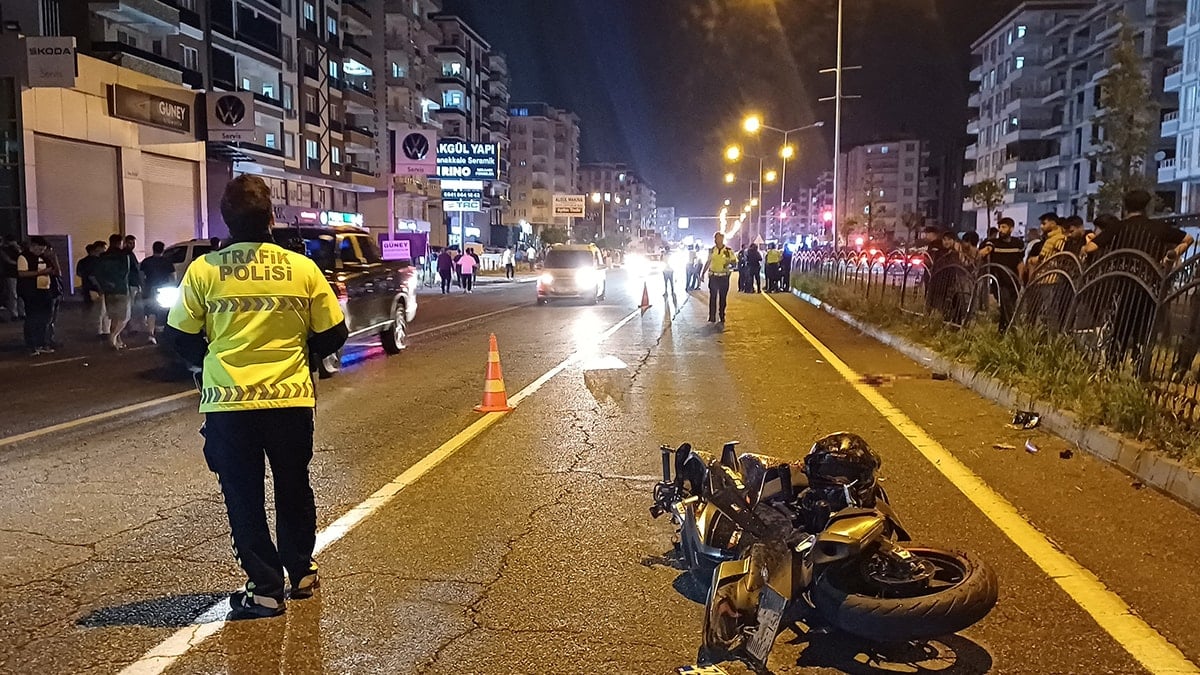 Motosikletin çarptığı yaya ile sürücü öldü