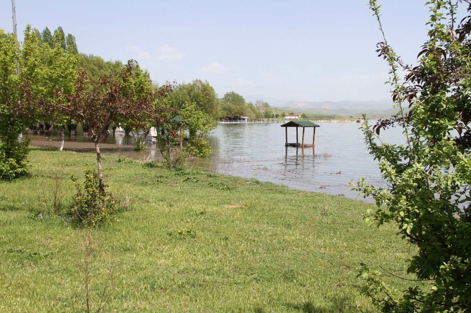 Kılıçkaya Barajı taştı; belediye tesisleri su altında kaldı