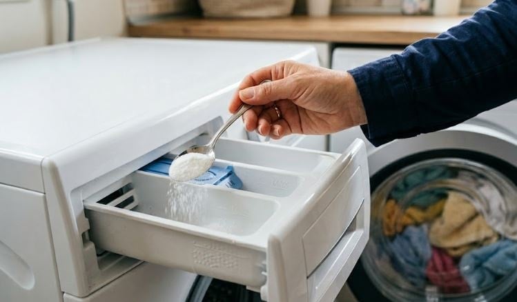 Çamaşır makinesine 2 kaşık ekleyen 11 bin lira masraftan kurtuluyor