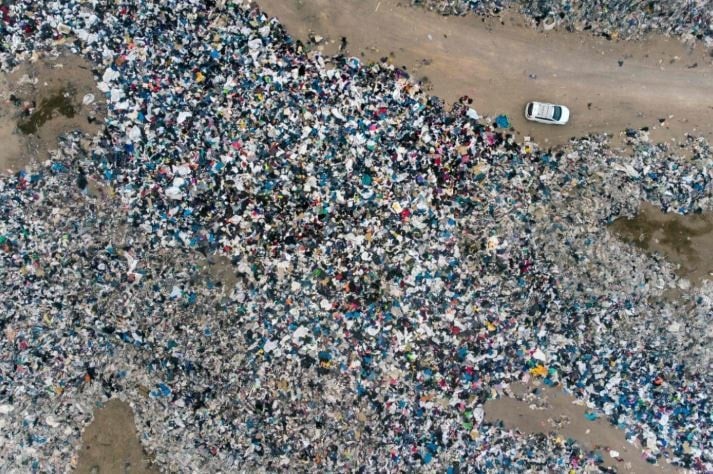 Çölün ortasında 39 bin ton kıyafet bulundu: Sebebini duyan isyan ediyor
