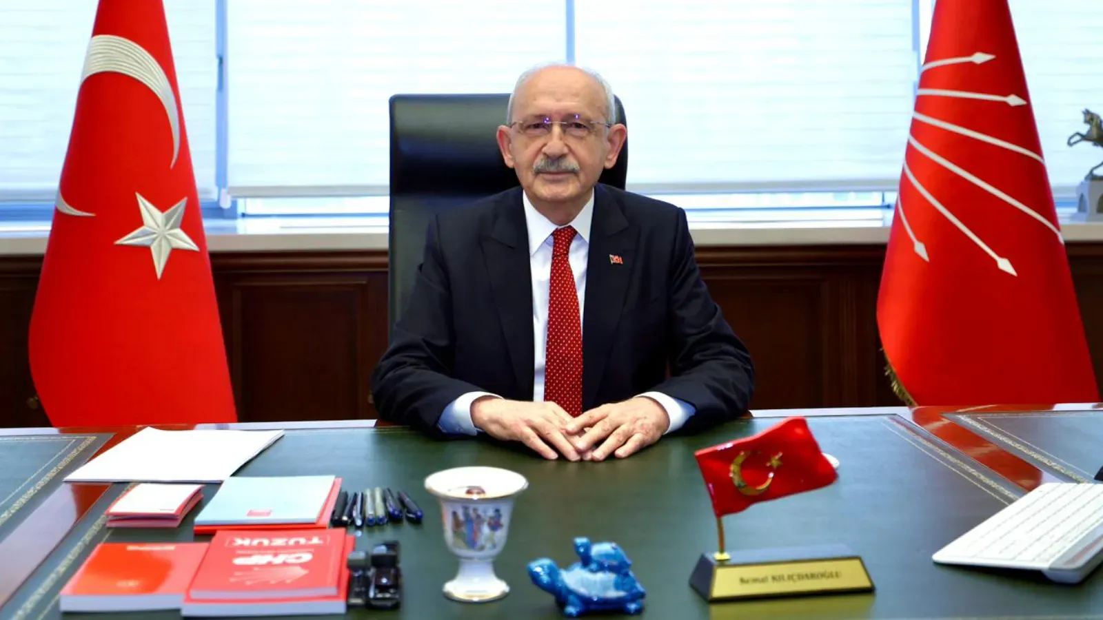 Atandığı Genel Başkanlık koltuğundan fotoğraf paylaştı