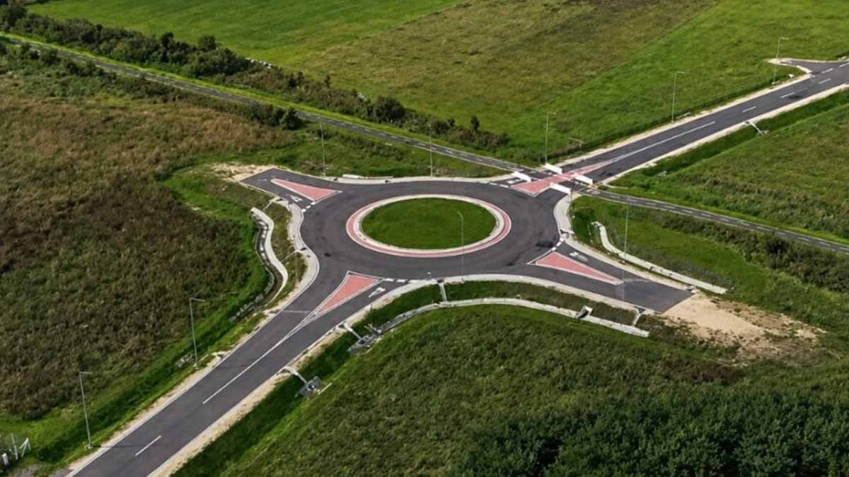AB paralarıyla jilet gibi kavşak yaptılar, ama bu kavşağa bağlanan tek bir yol bile yok