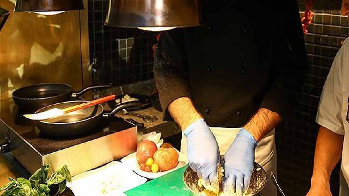 Şefler bir restorana gittiğinde asla bu 8 yemeği sipariş vermiyor