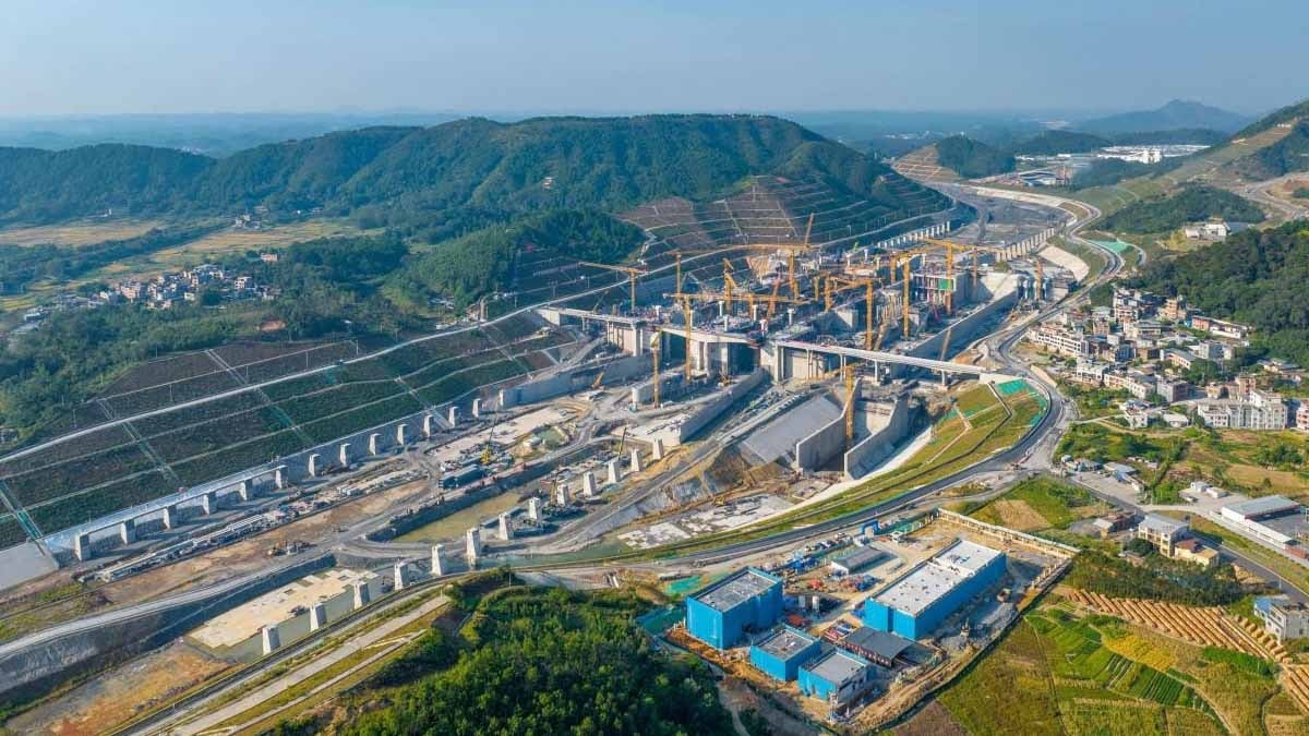 Kargo gemilerini iç kesimlerdeki şehirlere ulaştırmak için 134 kilometrelik su yolu kazılıyor