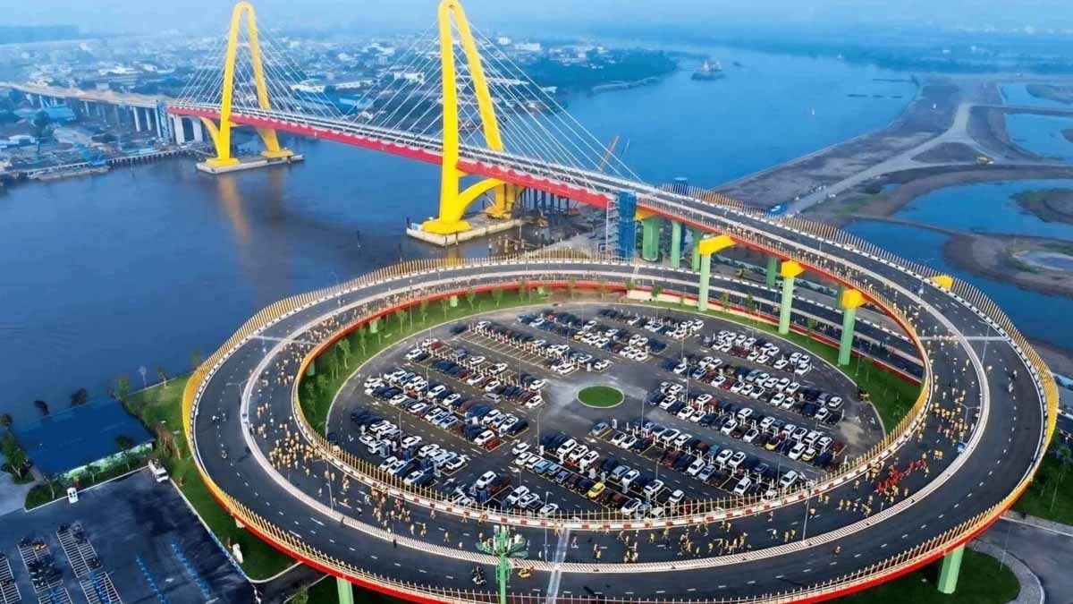 Milyarderin şirketi 90 milyon dolarlık köprüyü sadece 22 ayda inşa etti ve bu hız rekoru altyapı yarışını sarsıyor
