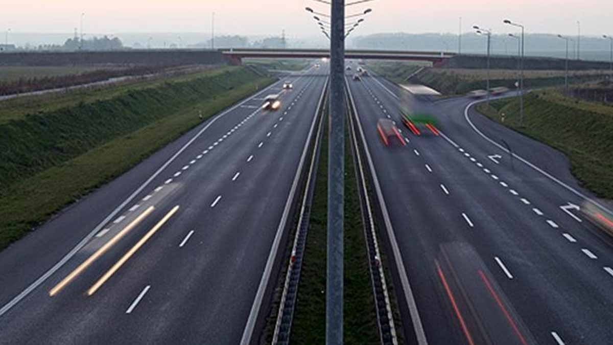 Tabelayı göre iki kez bakıyor, bu yolda hız sınırı 17,3 mil: Arkasındaki neden ise dahice...