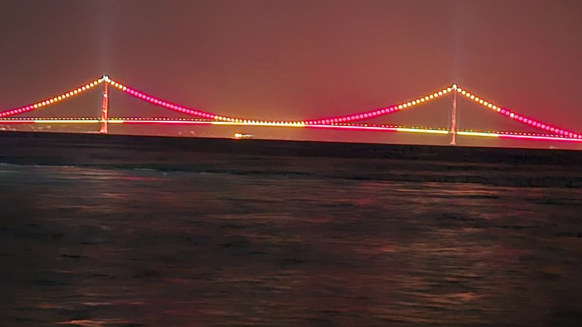 Çanakkale Köprüsü sarı-kırmızı renklere büründü
