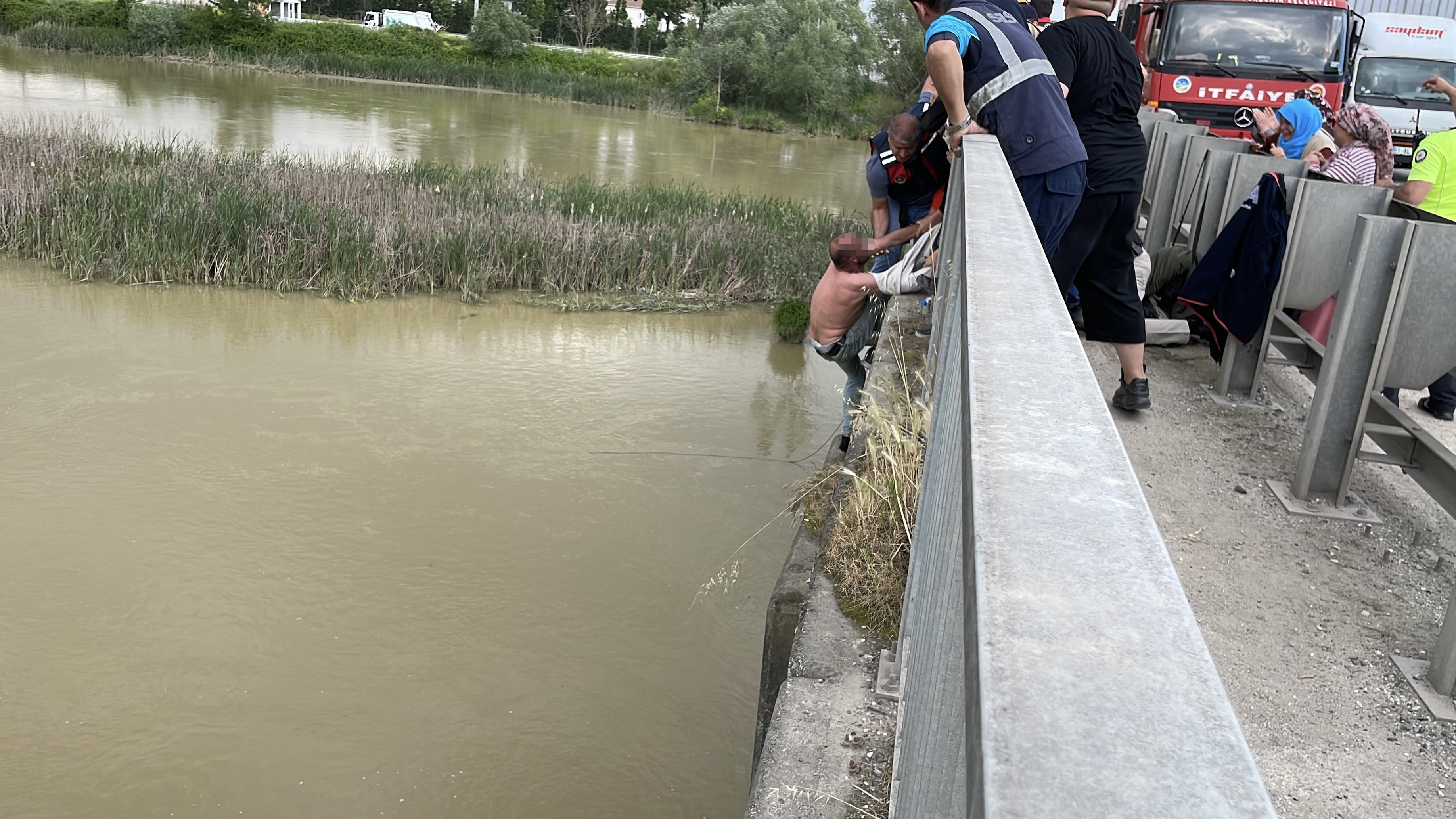 Köprüde intihar girişimi! 2,5 saatlik ikna çabasını o hamle bitirdi
