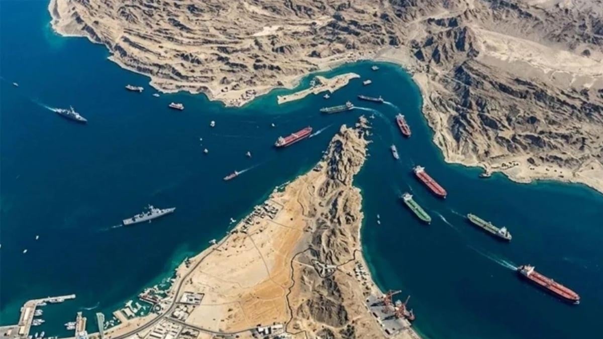 Hürmüz Boğazı'nda bir gemide patlama