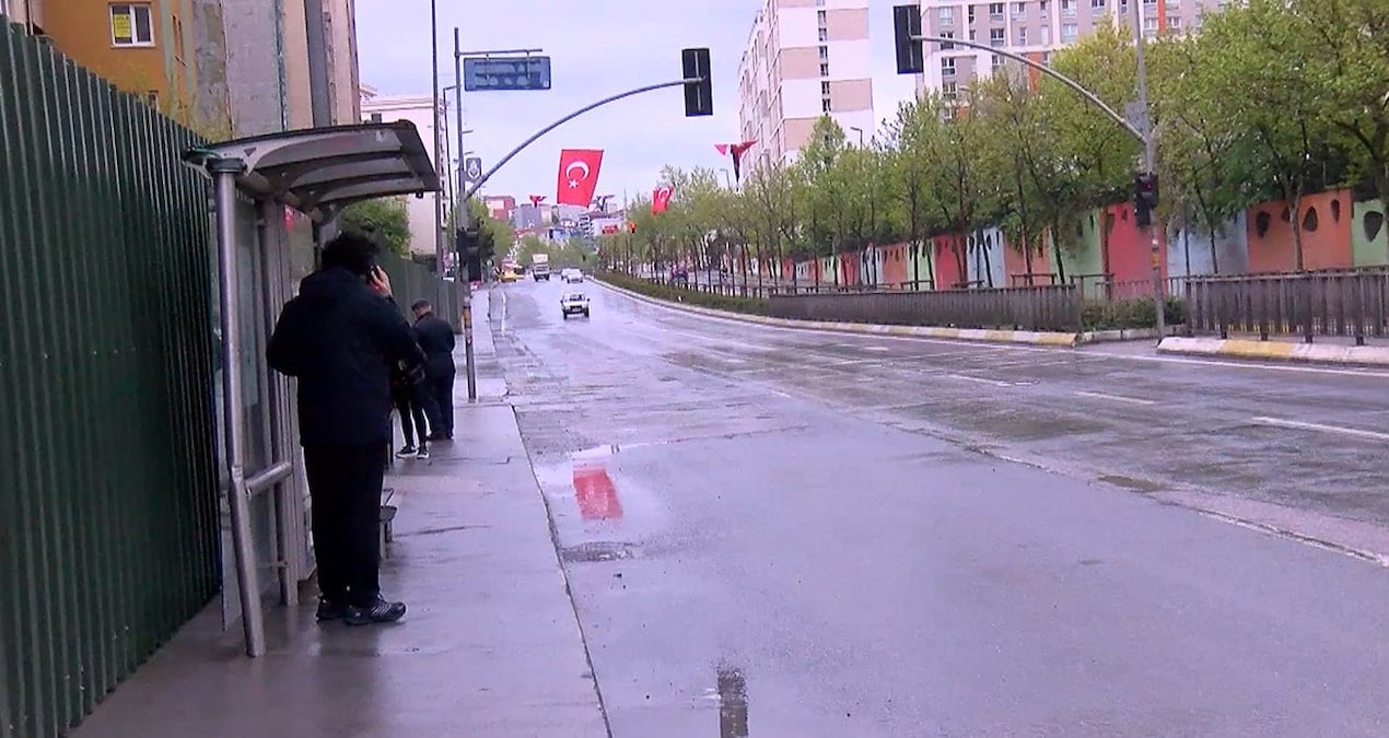 Küçükçekmece’de otobüs beklerken çarpan kamyonet mühendisin ölümüne neden oldu