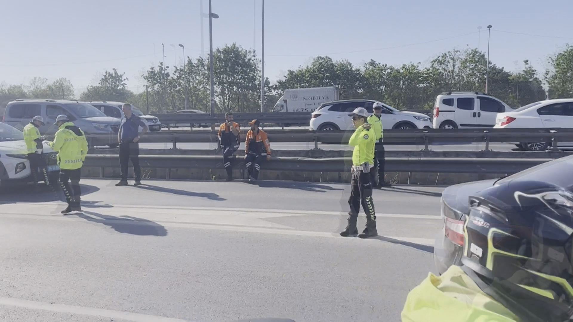 Küçükçekmece D-100’de feci kaza: Otomobil bariyerlere çarparak takla attı