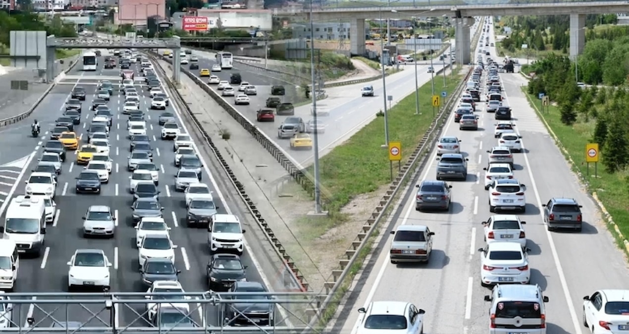 İstanbul'a dönüş trafiği otoyolları doldurdu