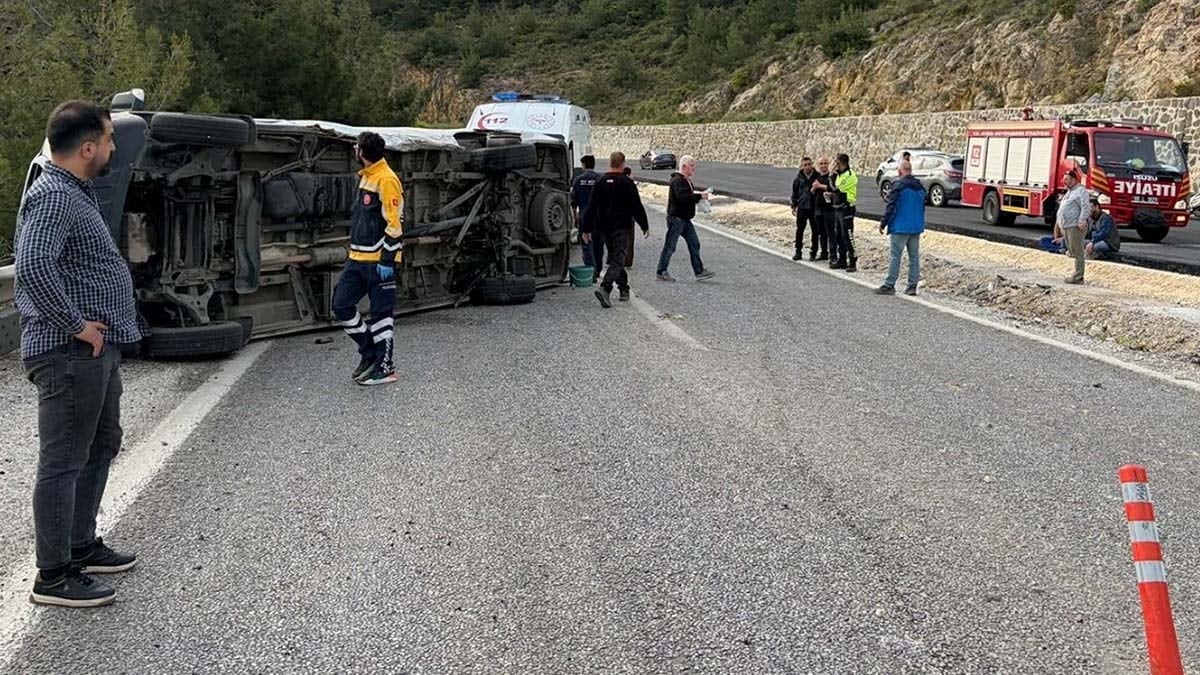 Kuşadası'nda otomobil ile minibüs çarpıştı: 12 yaralı