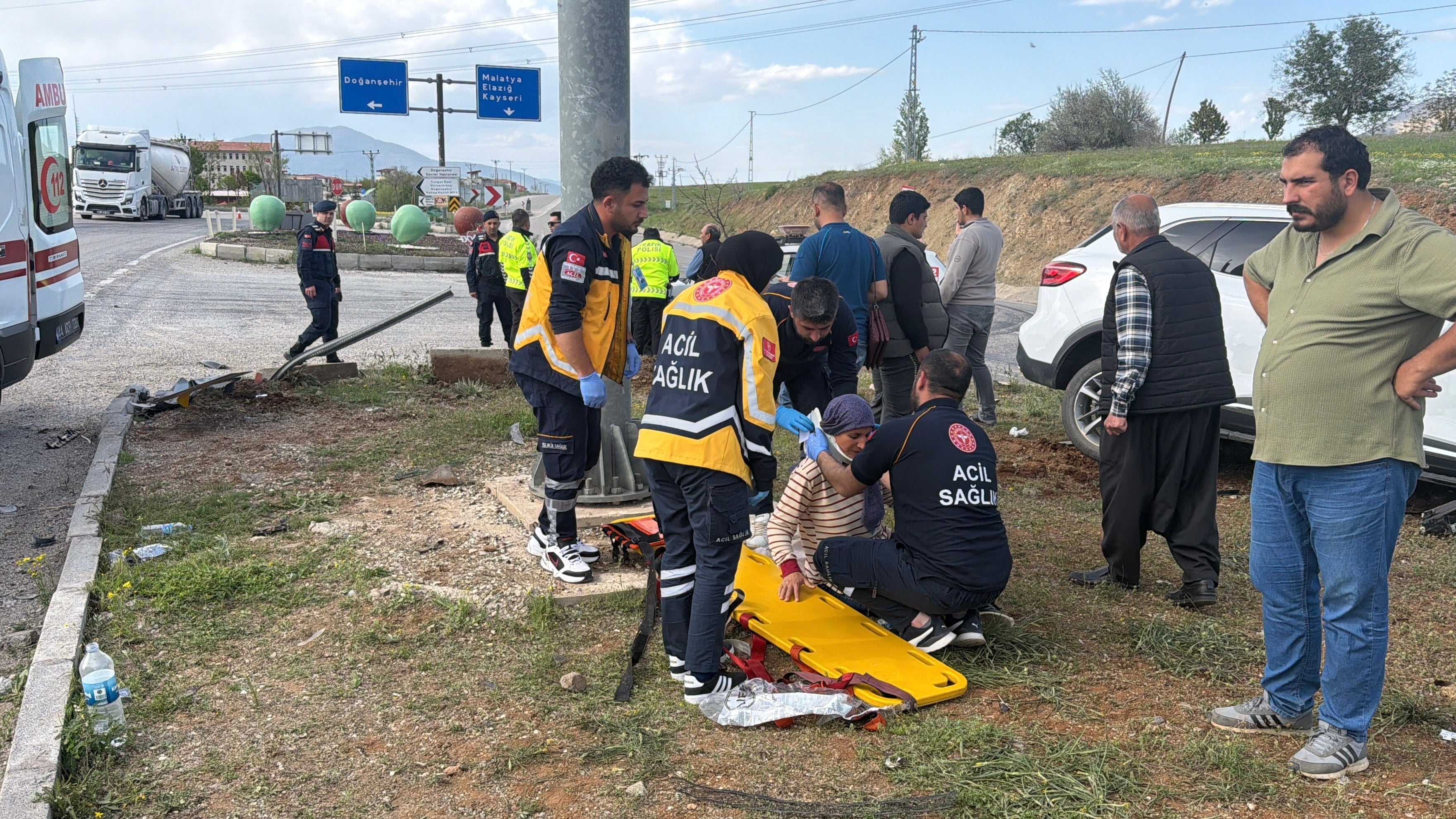 İki otomobil kavşakta çarpıştı: 3 yaralı
