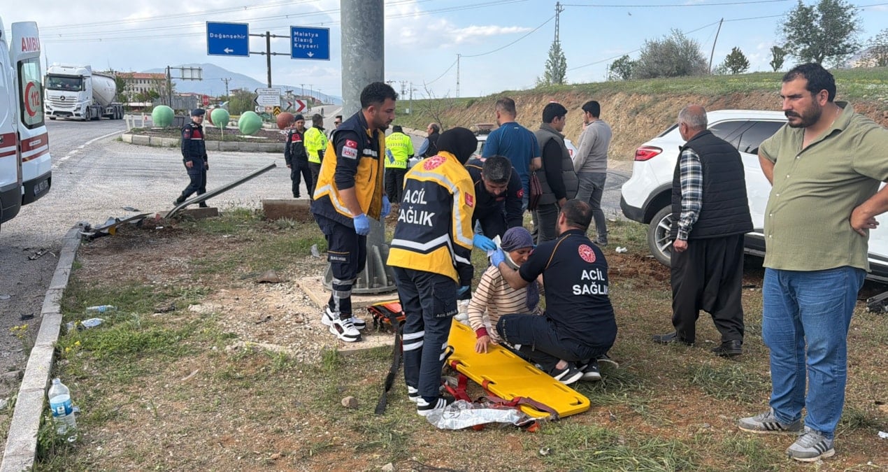 Malatya Doğanşehir'de iki otomobilin çarpışması sonucu 3 kişi yaralandı