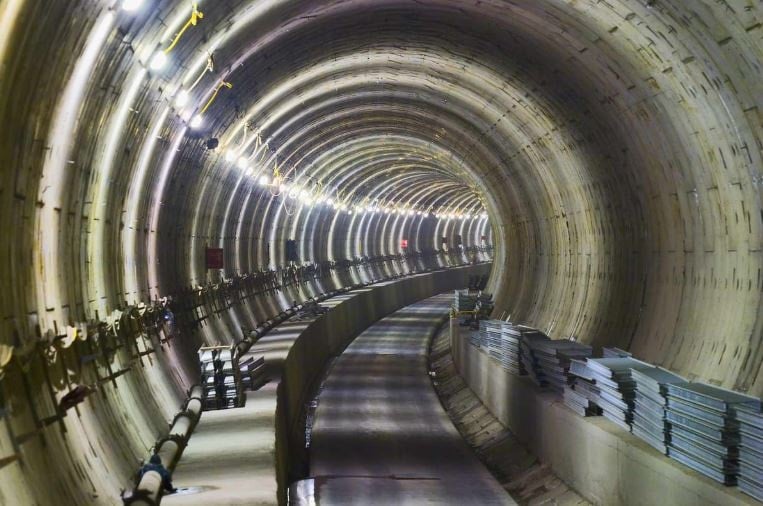 50 kilometrelik su altı tüneli sayesinde iki ülke arası 35 dakikaya düştü